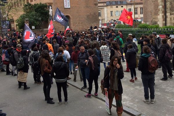 Les manifestants se sont rassemblés place Saint-Sernin à Toulouse.