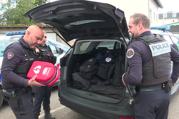 La patrouille de police de Wittenheim est équipée d'un défibrillateur mobile grâce au don d'une grande surface