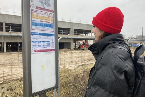 Cette jeune étudiante en alternance attend le bus à Châlons-en-Champagne. Une nouveauté pour elle.