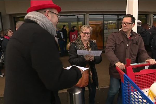 Grève et distribution de tracts aux clients : les salariés de Carrefour protestent contre la baisse de leur revenu et la dégradation des conditions de travail.