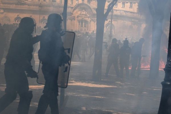 Des policiers dans le secteur des Invalides, mardi lors de la manifestation des soignants (illustration).