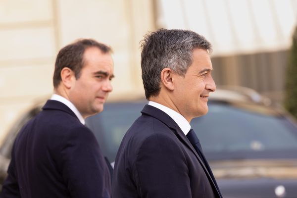 Sébastien Lecornu, ministre des Armées, et Gérald Darmanin, ministre de l'Intérieur, se rendent dans l'Eure, après l'attaque mortelle du fourgon pénitentiaire.