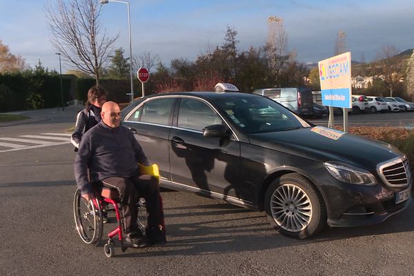 Les chauffeurs de taxi apportent un peu de réconfort aux malades.