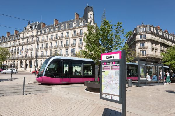 Un tram à la station Darcy