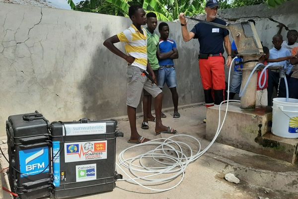 Les humanitaires de l'association AAIP apportent des solutions pour obtenir de l'eau potable à Maniche, en Haïti.