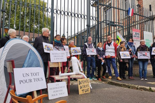 L'association Solidarité migrants, la Ligue des droits de l'homme ou encore le syndicat SNUipp-FSU étaient présents à un rassemblement organisé devant la préfecture de l'Oise, ce jeudi 17 octobre 2024.