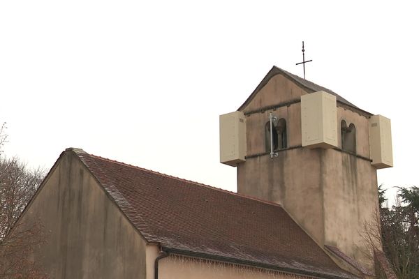 Les coffrets installés sur l'église font débat dans la commune d'Essertenne.