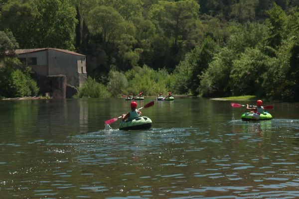 Quatre kilomètres de descente à la bouée sur la rivière de La Lergue dans l'Hérault.