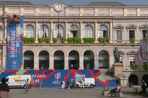 Saint-Etienne mue aux couleurs de la Coupe du monde de rugby.