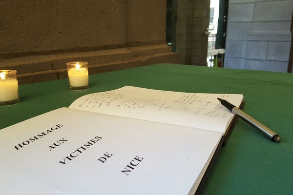 Après l'attentat de Nice, les Clermontois peuvent se rendre à la mairie pour inscrire un message dans le recueil de condoléance. 