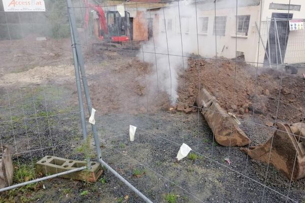 Le dégagement de fumée provoqué par un obus touché lors de travaux de terrassement à Ghissignies (Nord)