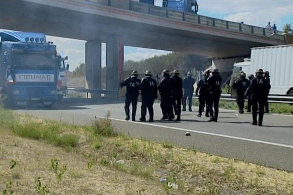 C'est le camion blanc, à droite de l'image, qui a foncé sur les forces de l'ordre