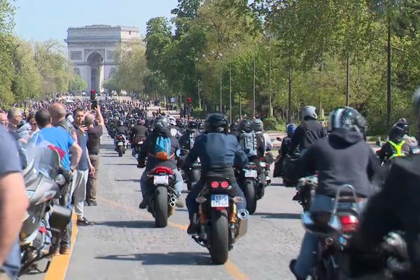 Des milliers de motards défilent à Paris contre l'instauration du contrôle technique.