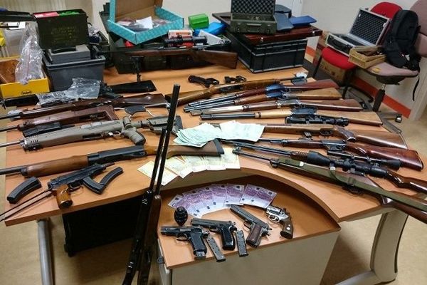 Les armes saisies dans le cadre d'une enquête sur le crime organisé en Vendée, en Charente-Maritime et dans les Pyrénées-Orientales le 18 février 2016.