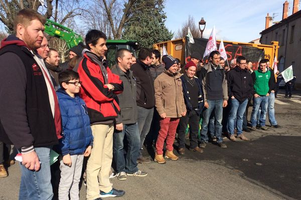 Des agriculteurs de la Loire inquiets réunis devant la sous préfecture de Montbrison.