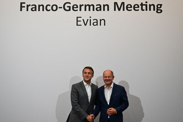 Emmanuel Macron et Olaf Scholz, ce vendredi 6 septembre, lors des Rencontres franco-allemandes d'Evian-les-Bains (Haute-Savoie).