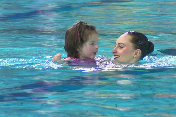 L'équipe de France de natation artistique a participé ce samedi 30 mars à un gala caritatif à Clermont-Ferrnad au profit de l'association "Les perles rares", qui vient en aide aux personnes qui souffrent de maladies rares.