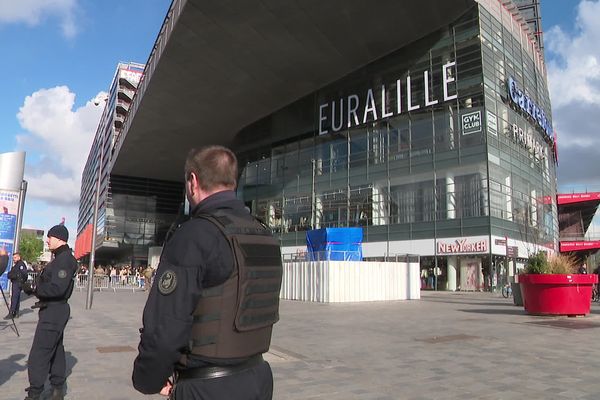 Le secteur d'Euralille a été bouclé par les forces de l'ordre une partie de l'après-midi du jeudi 31 mars 2022. Plusieurs alertes ont été signalées, sans dangers finalement.