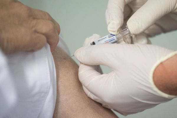 Le CHRU de Tours prévoit de vacciner 144 volontaires contre la Covid-19 en janvier 2021. 