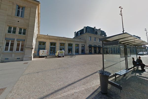 La gare de Charleville-Mézières : deux abribus se trouvent sur son parvis.