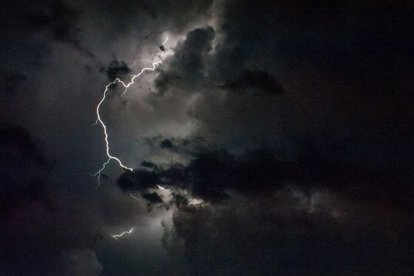 Des orages intenses accompagnées de gros coup de tonnerre et de fortes pluies ont marqué le littoral languedocien dans la nuit de ce jeudi è au vendredi 8 novembre 2024. Trois personnes ont été prises au piège dans leur voiture à Saint-Cyprien dans les Pyrénées-Orientales,.