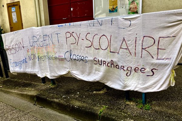 Pénurie de psychologues scolaires. Banderole devant une école primaire de Malzéville