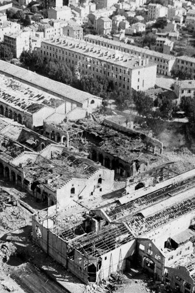 Vue aérienne de l'arsenal de Toulon quelques jours après la fin des combats qui ont mené à la libération de la ville (photo prise le 29 août 1944).