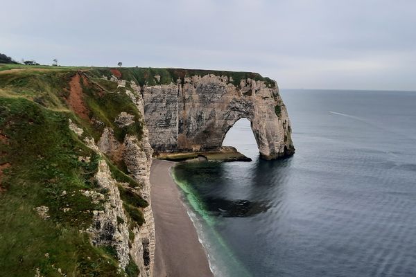 Un horizon encombré au large d'Etretat ce LUNDI.