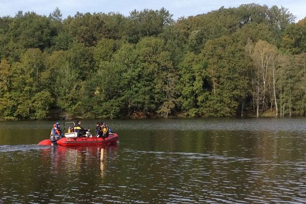 Une équipe de gendarmes sur le lac de Sainte-Hélène à Bujaleuf à la recherche du disparu