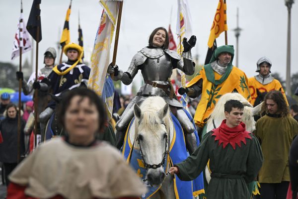 La chevauchée de Jeanne d'Arc, le 1er mai, avait eu lieu sous un ciel couvert.