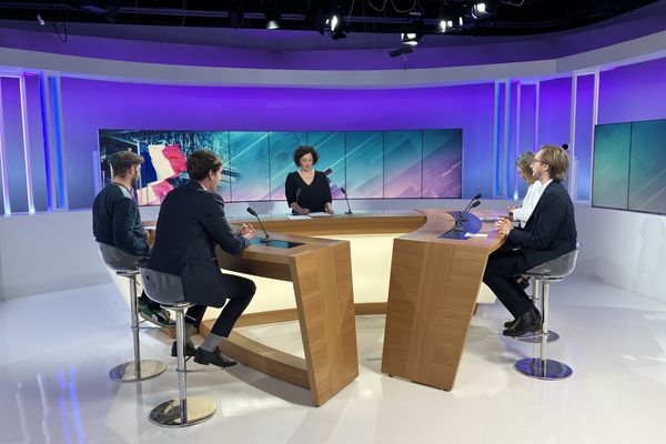 Les invités autour d'Elsa Bezin pour le débat de la 1ère circonscription de la Nièvre : Brice Larèpe (LFI/NFP), Charles-Henri Gallois (RN), Perrine Goulet (Modem/EPR), Baptiste Dubost (LR)