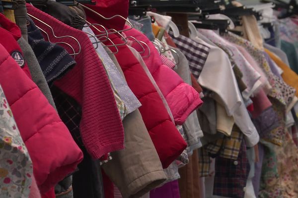 La vente des vêtements pour enfants, de seconde main, sur internet via la Smala, un marché en pleine croissance soutenu depuis Nantes par un startup studio baptisé Imagination Machine