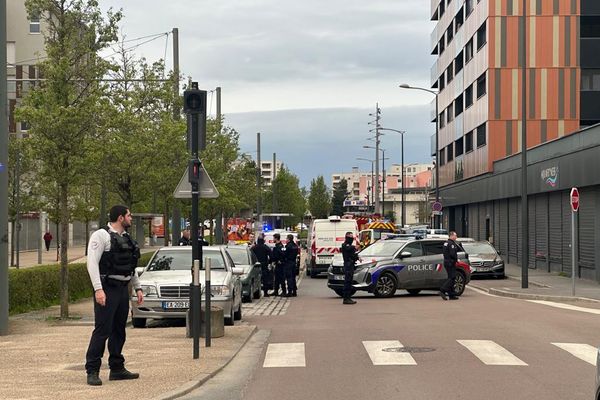 La police bloque le secteur Croix Rouge à Reims, près de l'université ce vendredi 5 avril.