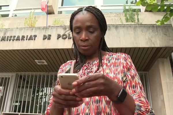 Rachel Kéké devant le commissariat de l'Haÿ-les-Roses. Elle a déposé plainte suite aux menaces de mort reçues.