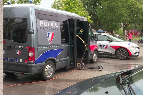 Le  bus de la police sur le marché des Couronneries