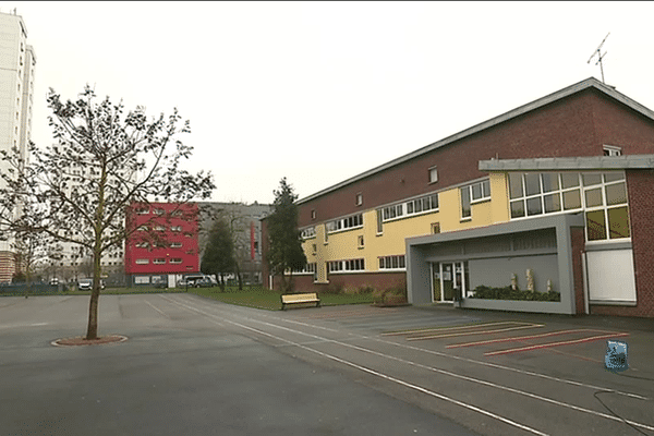 Les enfants pourront à nouveau jouer dans la cour de l'école élémentaire la Paix, à condition de respecter les distances de sécurité ! 