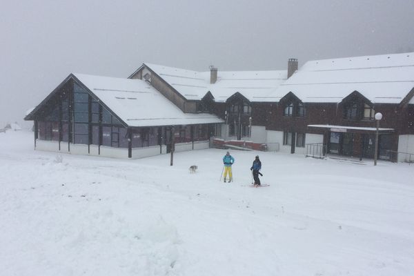 Une épaisse couche de neige recouvre déjà le Mont-Dore, dans le massif du Sancy. La station ouvrira le 9 décembre.