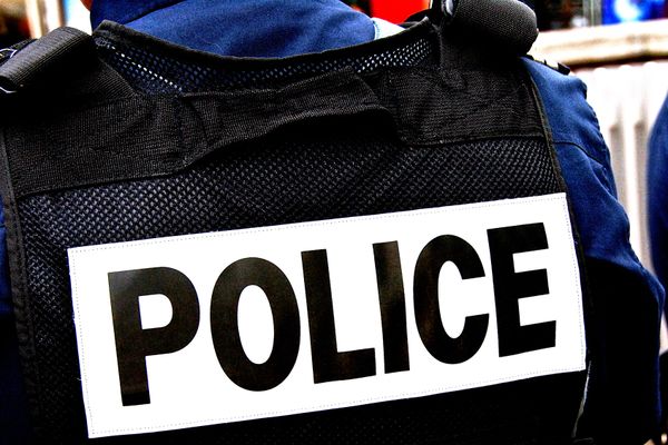 Le conducteur du véhicule soupçonné de refus d'obtempérer lors d'un contrôle samedi à Paris, au cours duquel des policiers ont tiré, tuant une de ses passagères, a été mis en examen jeudi.