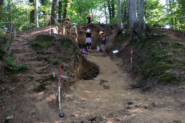 L'équipe de la DRAC de Nouvelle Aquitaine travaille depuis plus d'un mois pour déterrer des vestiges d'antan.