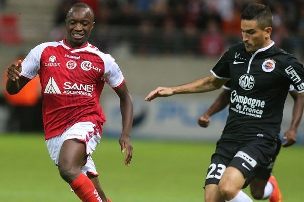 Prince Oniangue du Stade de Reims face au défenseur Jean Calve de l'équipe de Caen.