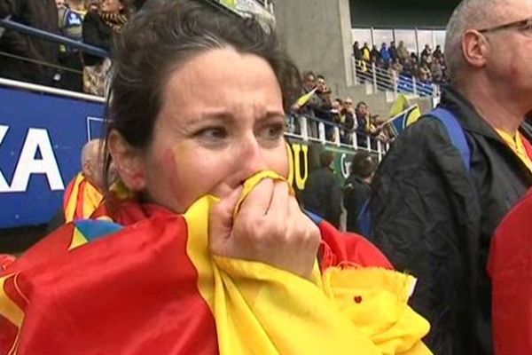 Une supporter de l'Usap en larme après la défaite de Perpignan, samedi face à Clermont en Top 14