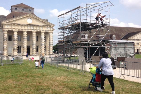 La Saline Royale d'Arc-et-Senans en phase de montage pour le concert David Gilmour