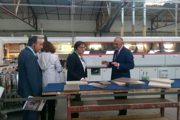 Martine Pinville dans les ateliers de Celio, à La-Chapelle-Saint-Laurent (79)