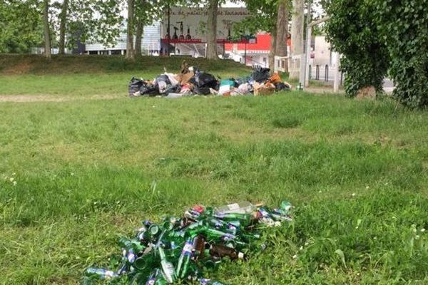 5 jours après les déchets jonchent toujours le parc des Sept Deniers