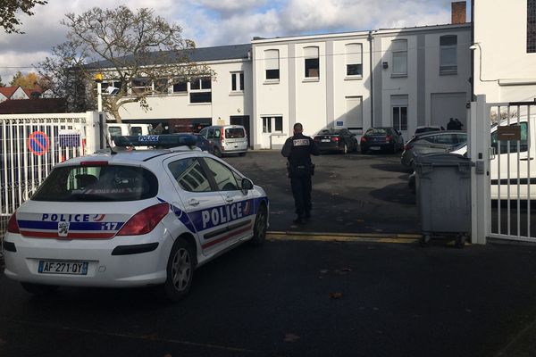 Des policiers étaient toujours présents ce samedi midi sur les lieux de l'incendie. 