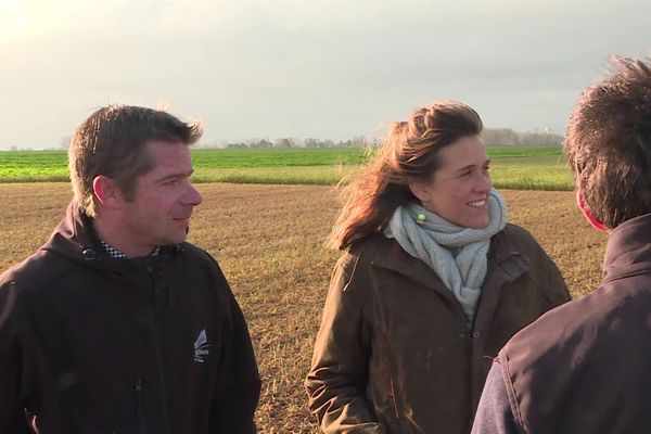 Grâce à ce calendrier de l'Avent, les Jeunes agriculteurs souhaitent faire découvrir au public un producteur et une recette locaux chaque jour (ici Guillaume Clop et Laure Poupart).