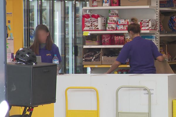 Un dark store à Lille (filmé depuis la rue) où le public est interdit d'entrer. Ces commerces vont être désormais considérés comme des entrepôts.