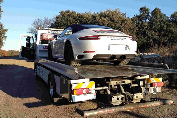 La grosse cylindrée allemande a terminé sur le camion-remorque de la fourrière.