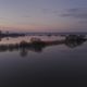 Au levé du jour, le ciel se reflète dans l'eau offrant des paysages époustouflants.