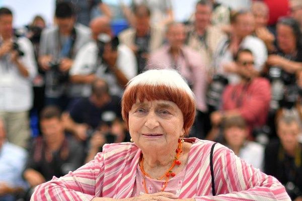 Née en Belgique d'un père grec et d'une mère française, Agnès Varda vivait depuis les années 1950 rue Daguerre dans le 14e arrondissement.